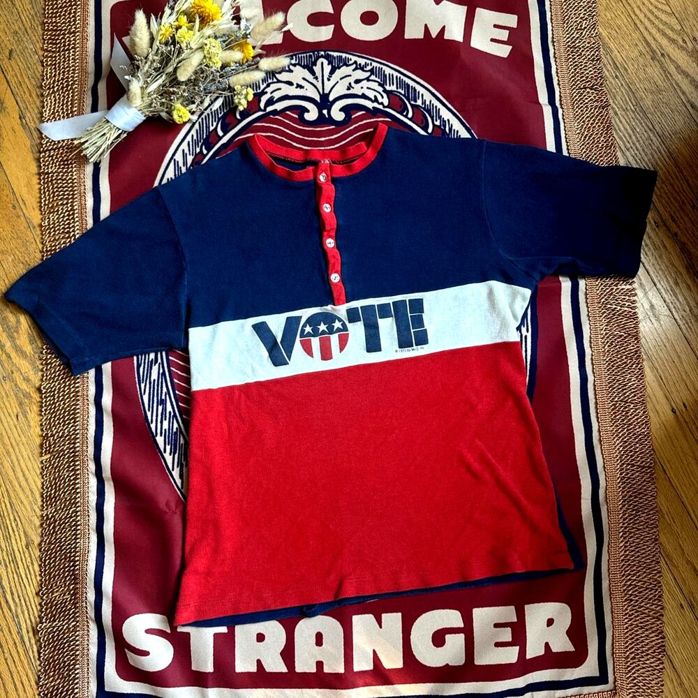 Rare 1970s Turtle King VOTE Henley T-Shirt – Red White & Blue – Fits S/M